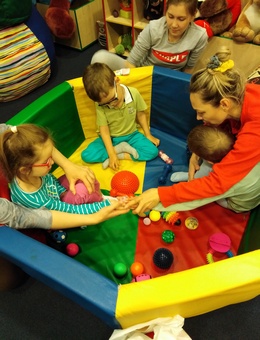 Особые детки учатся играть вместе.
