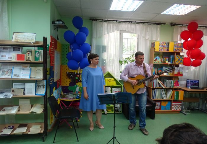 Н.Середа и П. Андреенко в специальной библиотеке.jpg